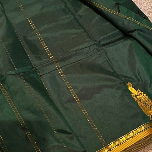 Pure Raw Silk Banarasi Saree in Dark green with Antique Gold Resham Zari - Picture 2 of 7